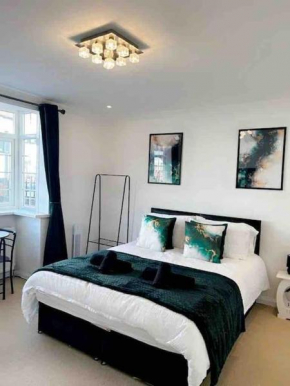 7 BR Town House, Kingsize Beds, Free Parking